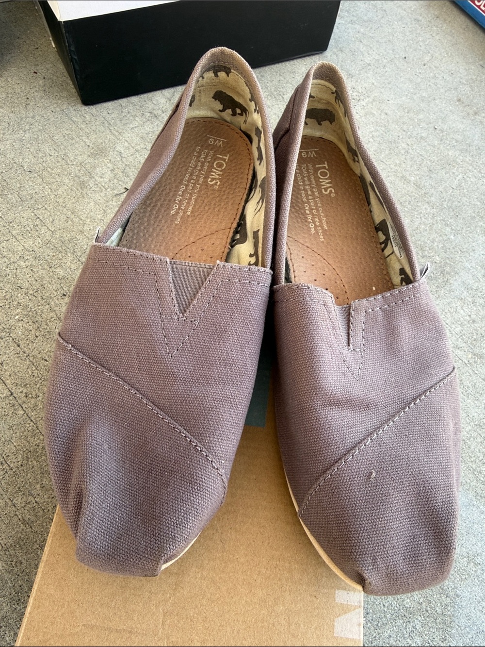 TOMS Classic Canvas Slip-On Flats in Mauve Brown
